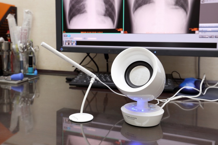 卓上型会話支援機器「COMUOON」(コミューン)を使用 卓上型会話支援機器「COMUOON」(コミューン)を使用